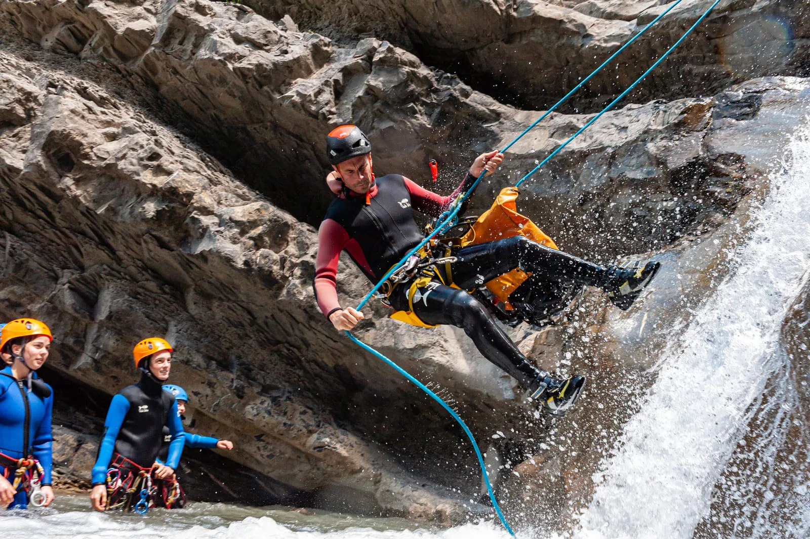 Canyoning en Haute Provence, descente en rappel dans la cascade