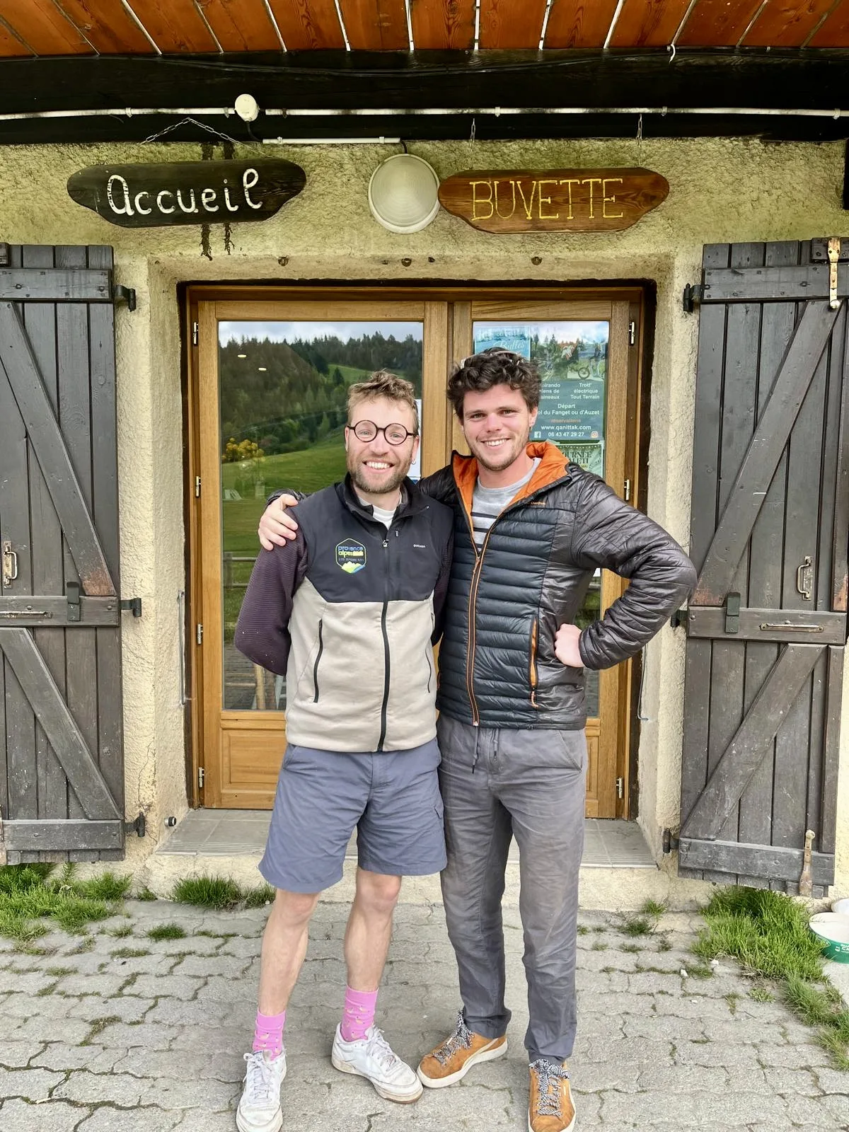 Deux Amis au Sommet : L’Aventure de Martin et Louis à l’Auberge Montagnarde du Fanget