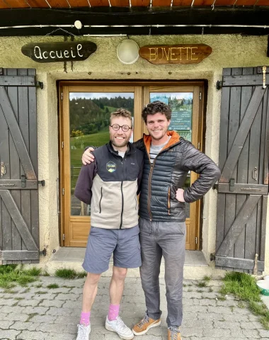 Deux Amis au Sommet : L’Aventure de Martin et Louis à l’Auberge Montagnarde du Fanget
