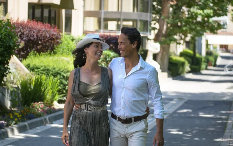 Couple d'amoureux devant les thermes de Digne les Bains