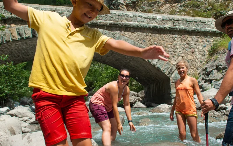 En famille les pieds dans l'eau dans la vallée du Bès