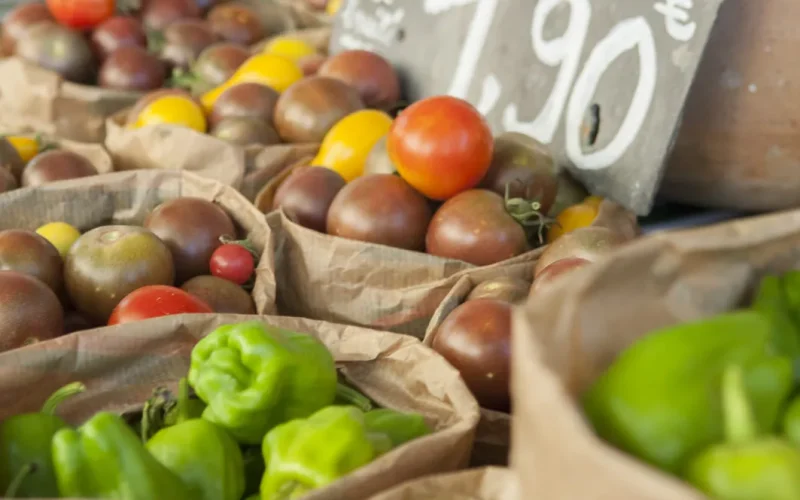 Etal de tomates et poivrons sur le marché de Digne les Bains