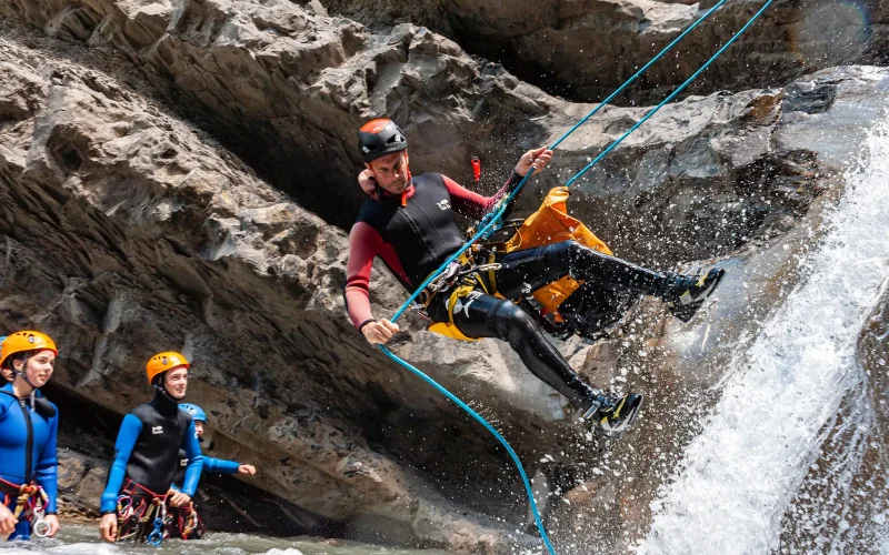 Canyoning en Haute Provence, descente en rappel dans la cascade